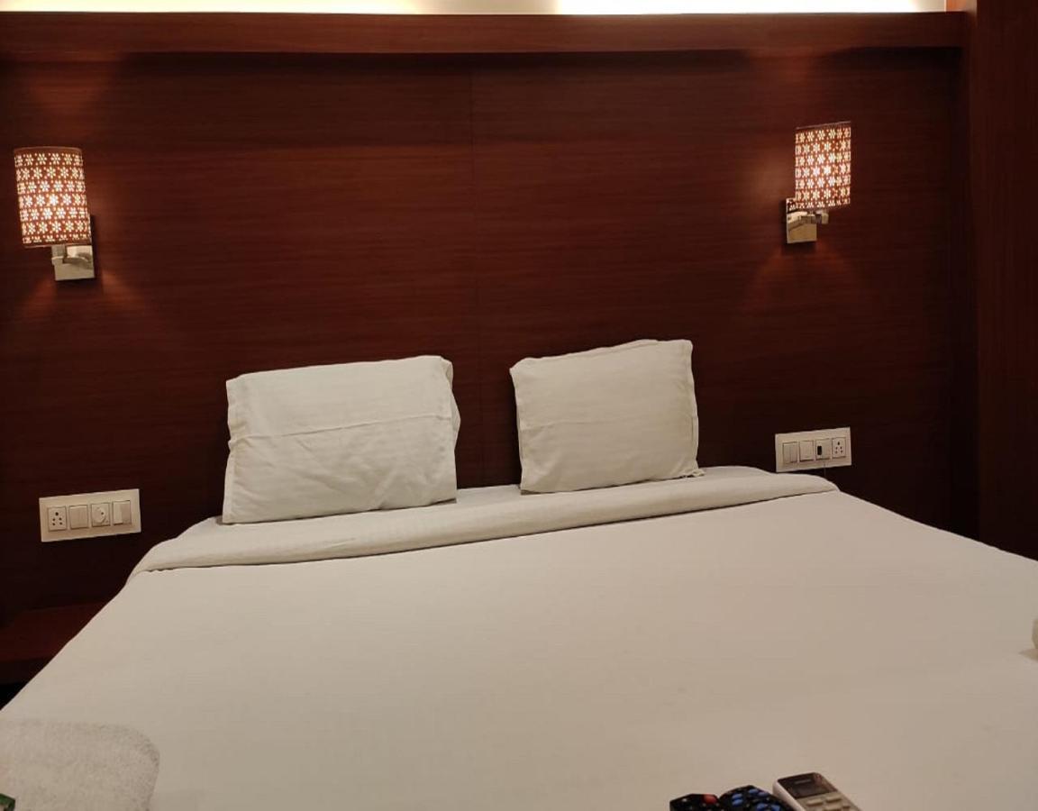 Fabhotel Spring Inn - Nr Borivali Station Mālād Exteriör bild