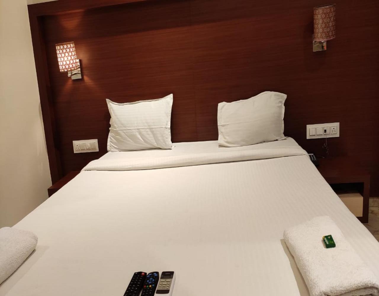 Fabhotel Spring Inn - Nr Borivali Station Mālād Exteriör bild