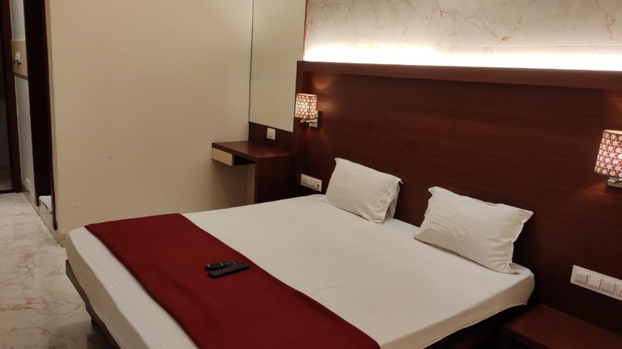 Fabhotel Spring Inn - Nr Borivali Station Mālād Exteriör bild